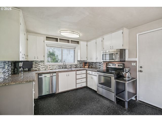 5629 Se CENTER St, Portland, OR 97206