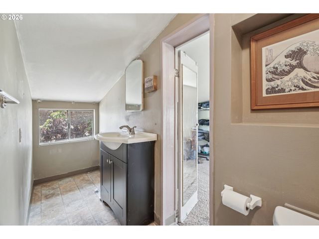 5629 Se CENTER St, Portland, OR 97206