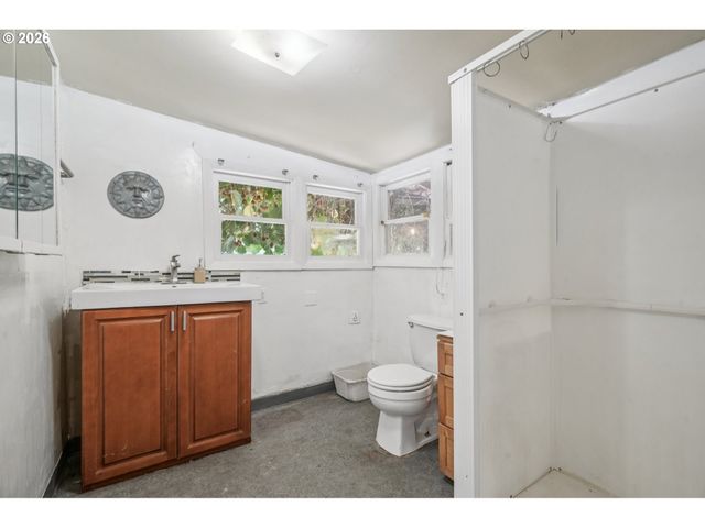 5629 Se CENTER St, Portland, OR 97206