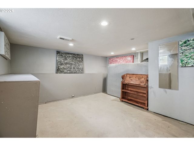 5629 Se CENTER St, Portland, OR 97206