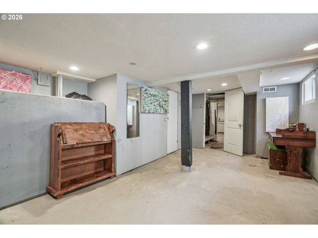 5629 Se CENTER St, Portland, OR 97206