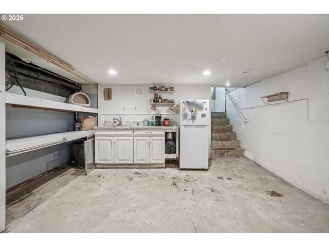 5629 Se CENTER St, Portland, OR 97206