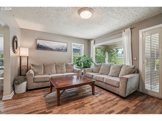 5629 Se CENTER St, Portland, OR 97206