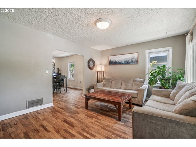 5629 Se CENTER St, Portland, OR 97206