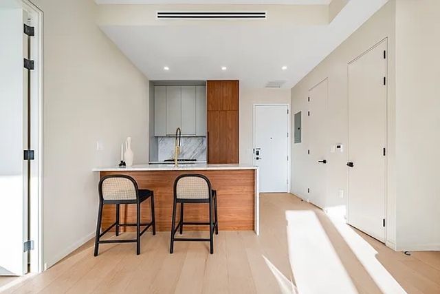 3116 21st St # 3A, New York City, NY 11106
