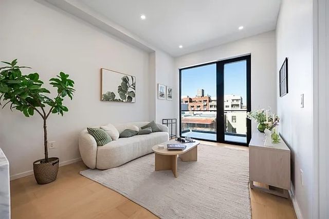 3116 21st St # 3A, New York City, NY 11106