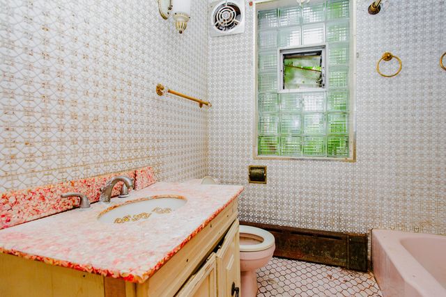 8255 S Saint Lawrence Avenue, Chicago, IL 60619