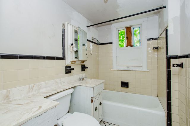 8255 S Saint Lawrence Avenue, Chicago, IL 60619