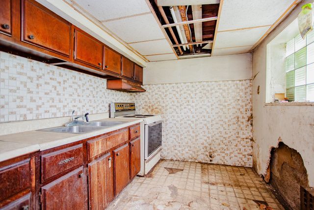 8255 S Saint Lawrence Avenue, Chicago, IL 60619