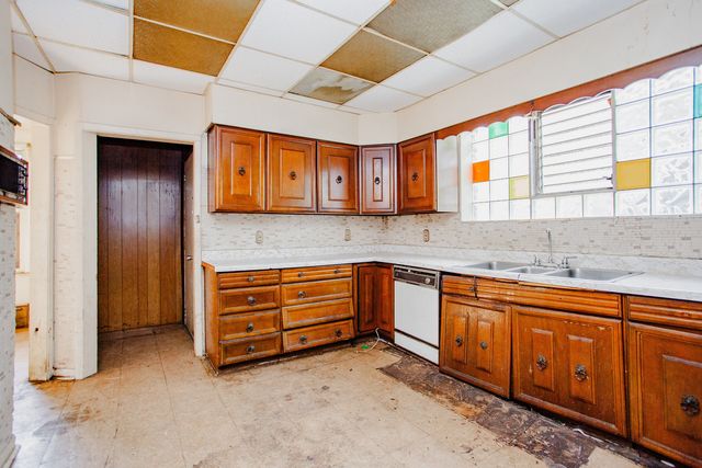 8255 S Saint Lawrence Avenue, Chicago, IL 60619