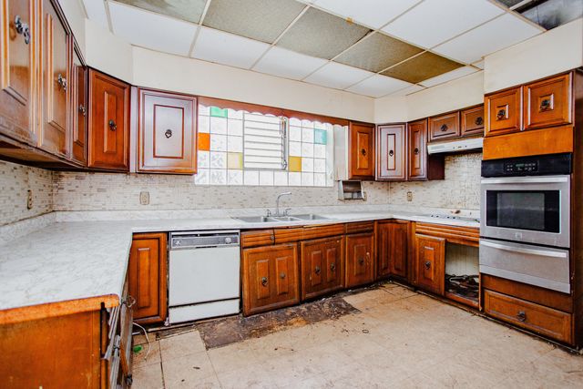8255 S Saint Lawrence Avenue, Chicago, IL 60619
