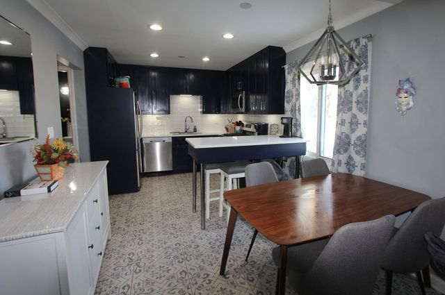 98 Wiltshire Court, Schaumburg, IL 60193