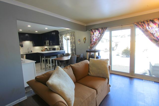 98 Wiltshire Court, Schaumburg, IL 60193