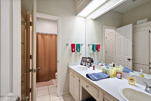 561 N Springlake Circle, Terry, MS 39170