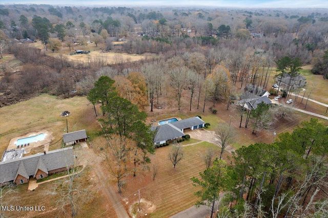 561 N Springlake Circle, Terry, MS 39170