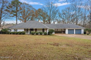 561 N Springlake Circle, Terry, MS 39170
