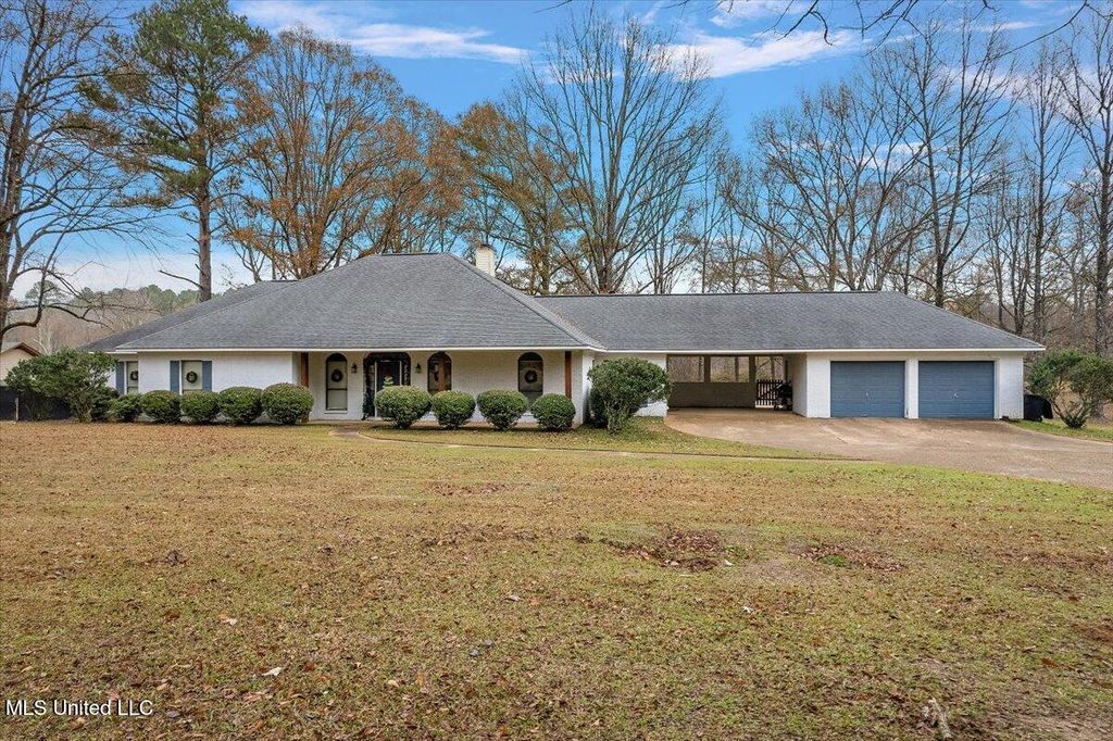 561 N Springlake Circle, Terry, MS 39170