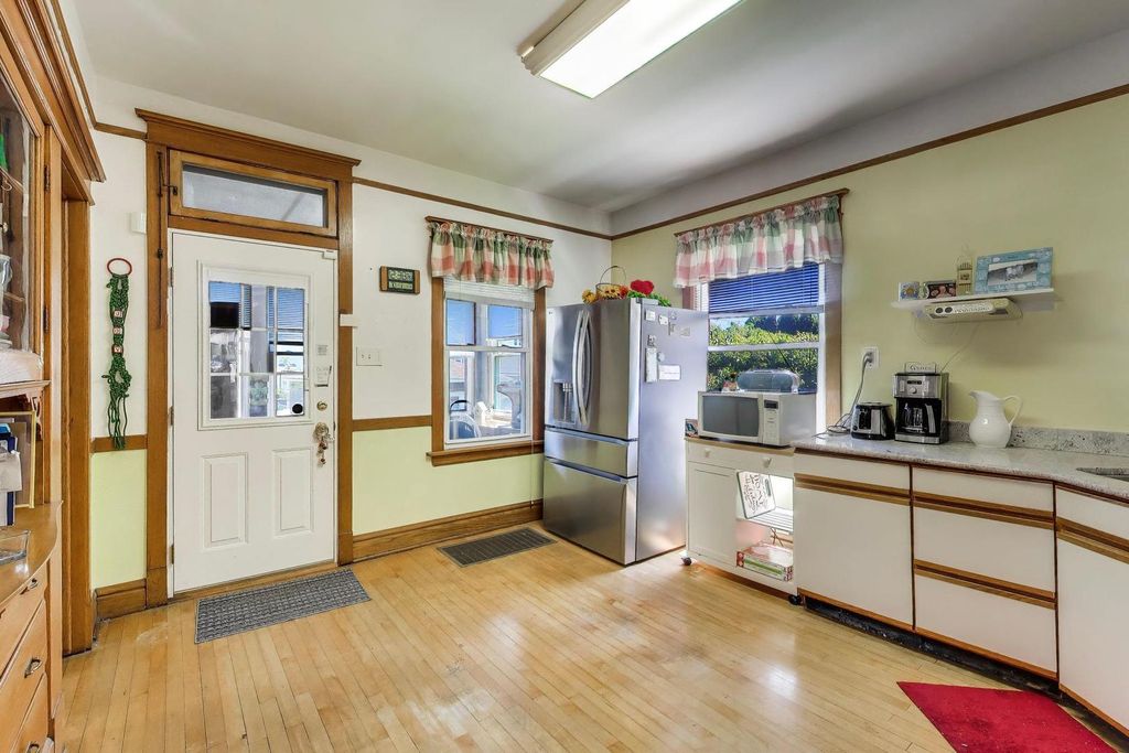 Image 11 of property listing at 1331 Wesley Avenue, Berwyn, IL 60402