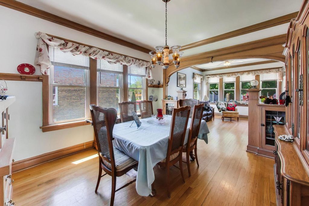 Image 3 of property listing at 1331 Wesley Avenue, Berwyn, IL 60402