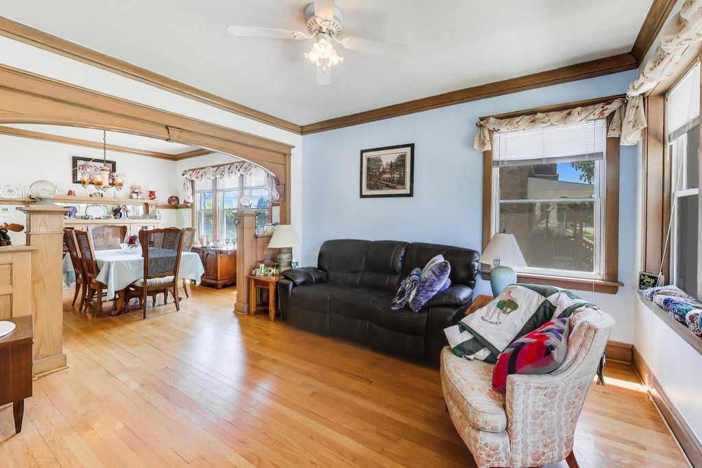 Image 5 of property listing at 1331 Wesley Avenue, Berwyn, IL 60402