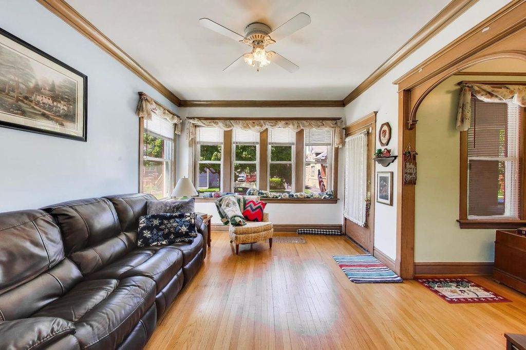 Image 6 of property listing at 1331 Wesley Avenue, Berwyn, IL 60402