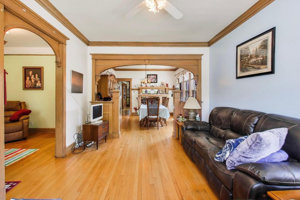 Image 7 of property listing at 1331 Wesley Avenue, Berwyn, IL 60402