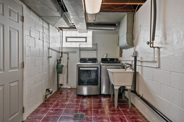 845 Kerry Hill Dr, Castle Shannon, PA 15234