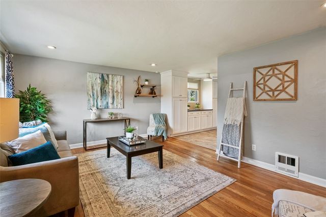 845 Kerry Hill Dr, Castle Shannon, PA 15234
