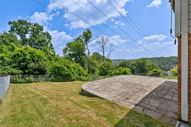 845 Kerry Hill Dr, Castle Shannon, PA 15234