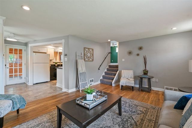 845 Kerry Hill Dr, Castle Shannon, PA 15234
