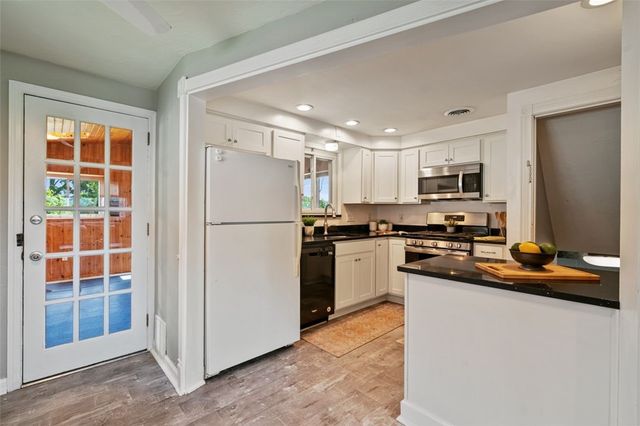 845 Kerry Hill Dr, Castle Shannon, PA 15234