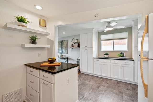 845 Kerry Hill Dr, Castle Shannon, PA 15234