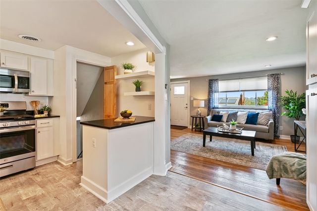 845 Kerry Hill Dr, Castle Shannon, PA 15234