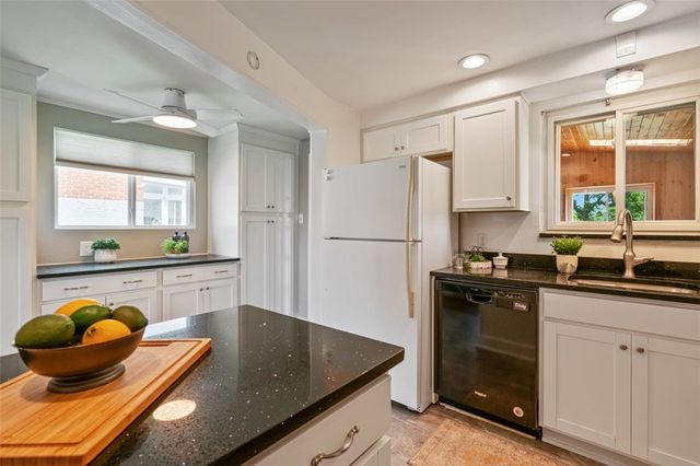 845 Kerry Hill Dr, Castle Shannon, PA 15234