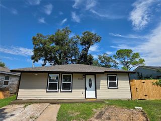 2306 19th Avenue N, Texas City, TX 77590
