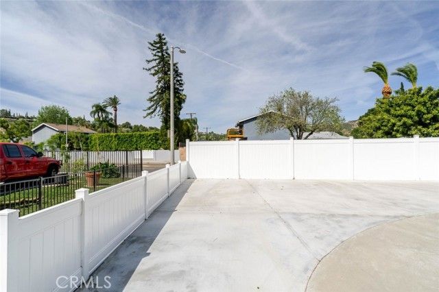 7570 Chaminade Avenue, Canoga Park (los Angeles), CA 91304