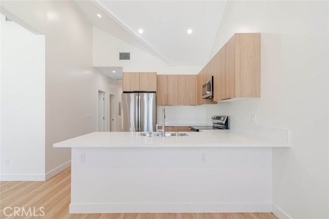 7570 Chaminade Avenue, Canoga Park (los Angeles), CA 91304