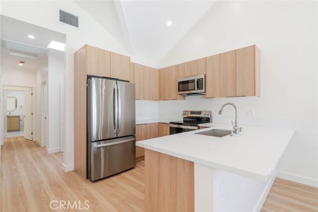 7570 Chaminade Avenue, Canoga Park (los Angeles), CA 91304