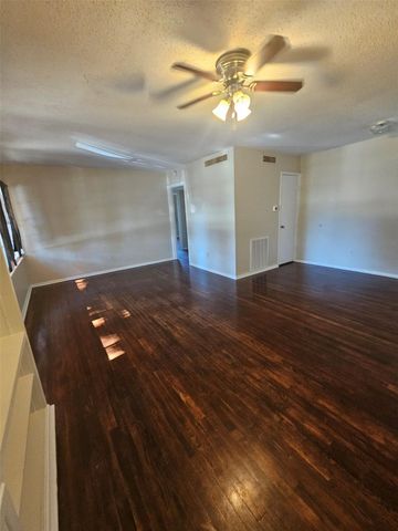 504 W Burleson Street, Wharton, TX 77488
