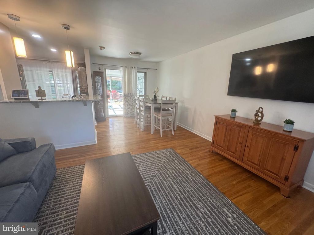 Image 10 of property listing at 13607 GRENOBLE DR, Rockville, MD 20853