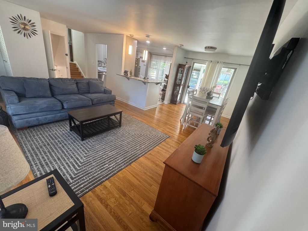 Image 11 of property listing at 13607 GRENOBLE DR, Rockville, MD 20853