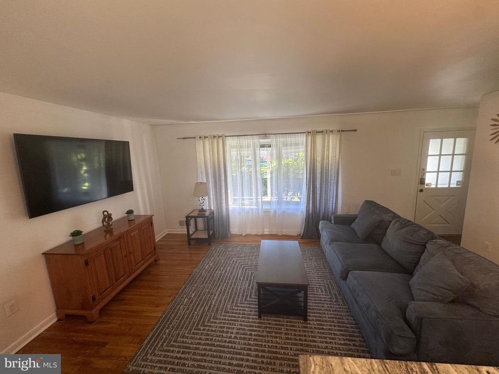 Image 12 of property listing at 13607 GRENOBLE DR, Rockville, MD 20853