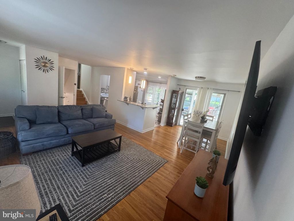 Image 14 of property listing at 13607 GRENOBLE DR, Rockville, MD 20853