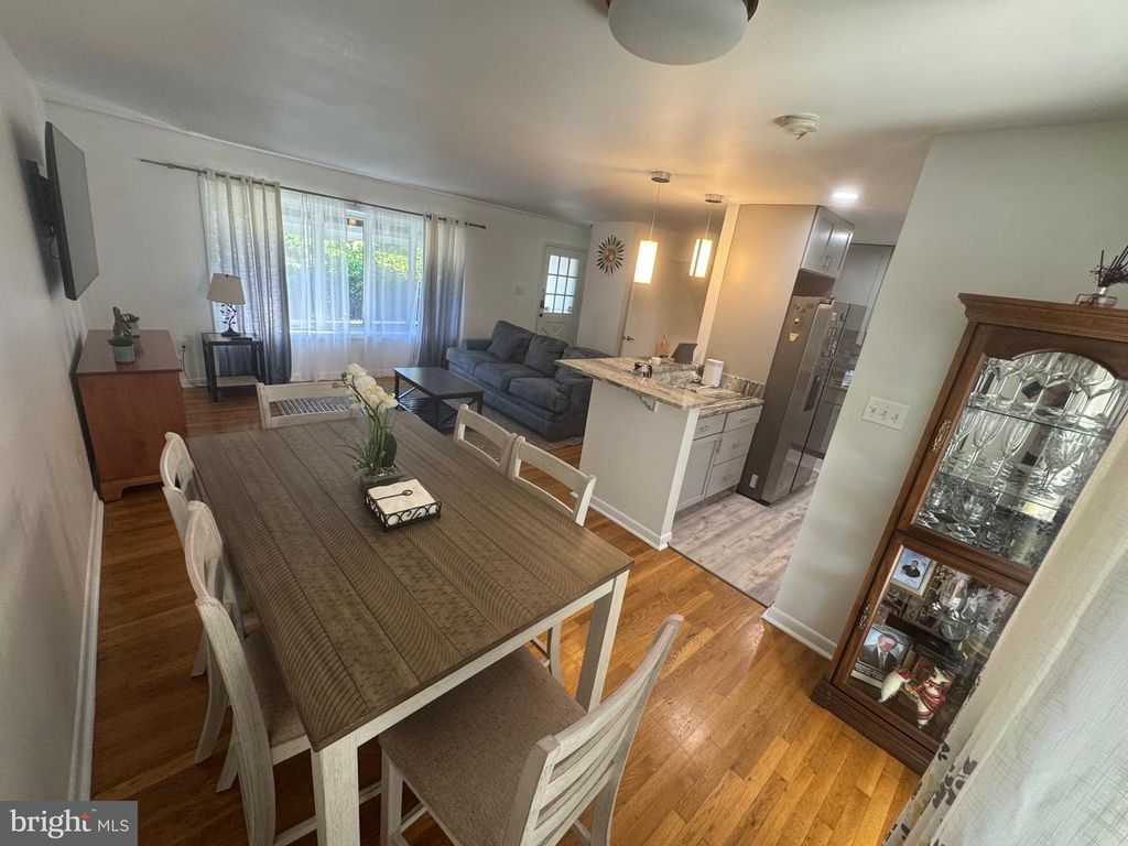 Image 15 of property listing at 13607 GRENOBLE DR, Rockville, MD 20853