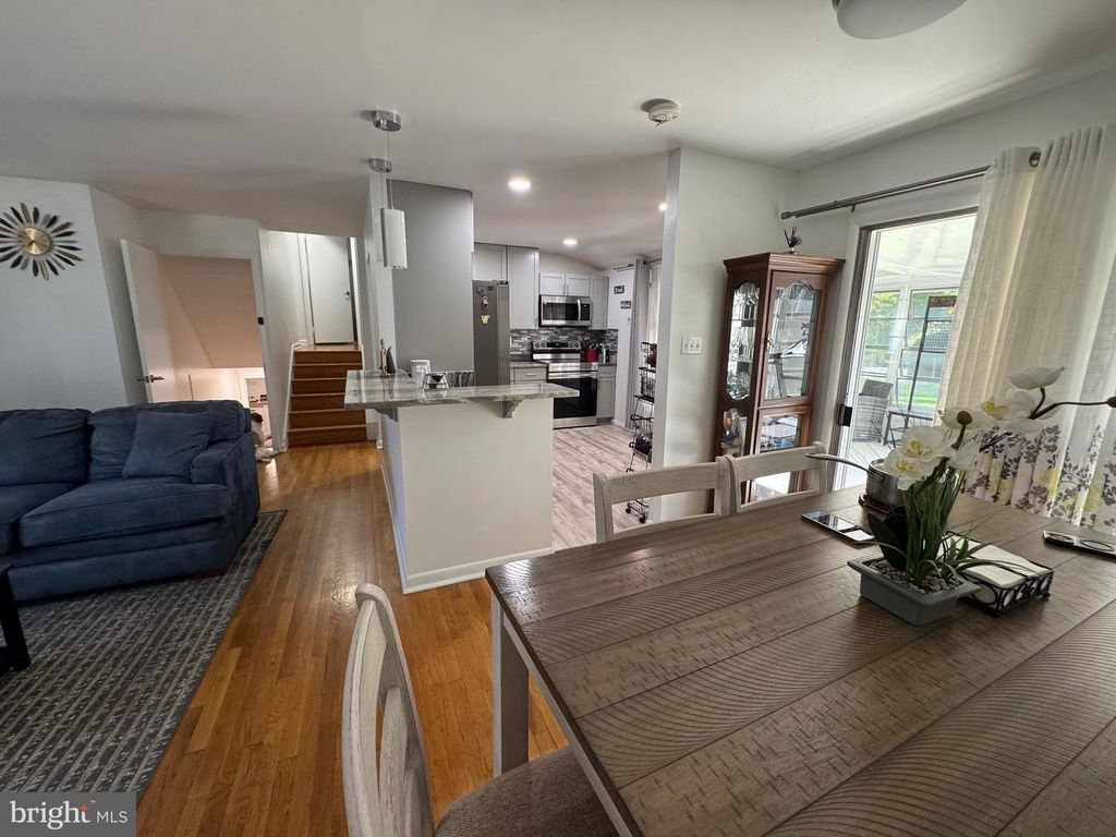 Image 16 of property listing at 13607 GRENOBLE DR, Rockville, MD 20853