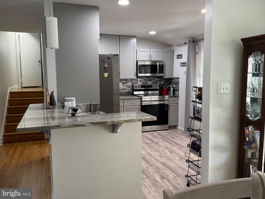 Image 17 of property listing at 13607 GRENOBLE DR, Rockville, MD 20853