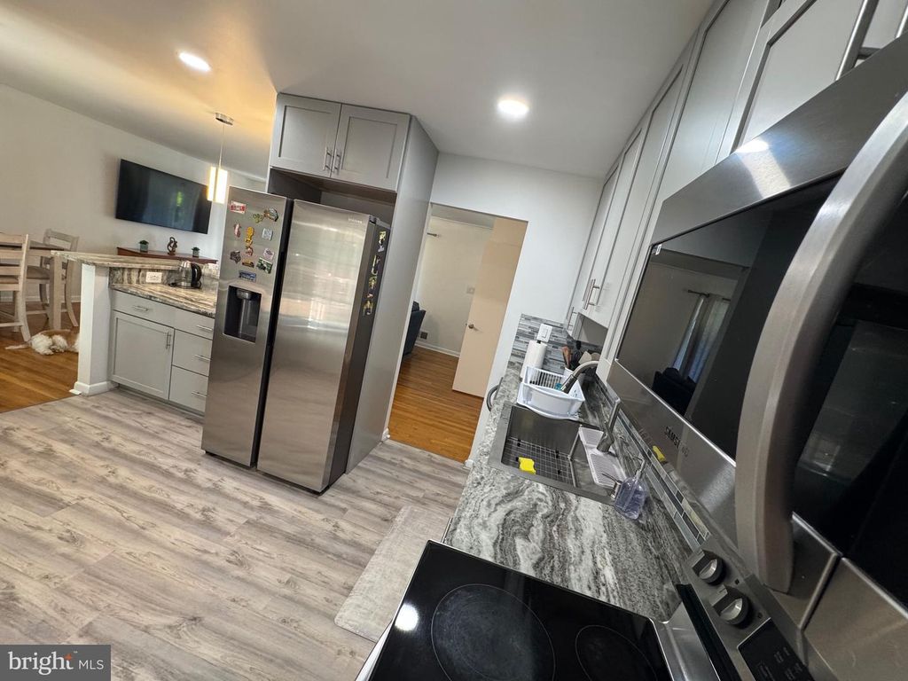 Image 19 of property listing at 13607 GRENOBLE DR, Rockville, MD 20853