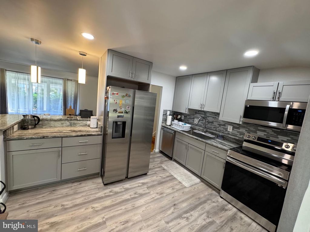 Image 20 of property listing at 13607 GRENOBLE DR, Rockville, MD 20853