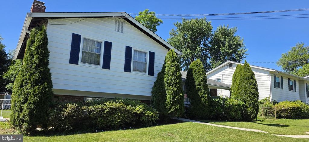 Image 3 of property listing at 13607 GRENOBLE DR, Rockville, MD 20853