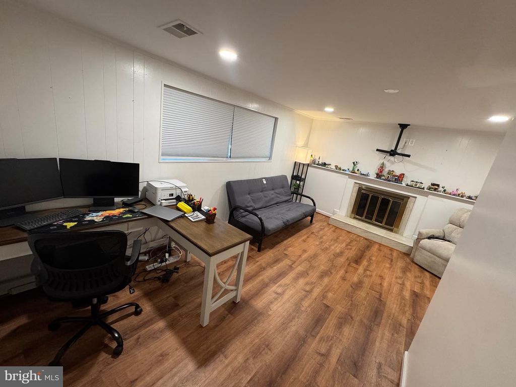 Image 33 of property listing at 13607 GRENOBLE DR, Rockville, MD 20853